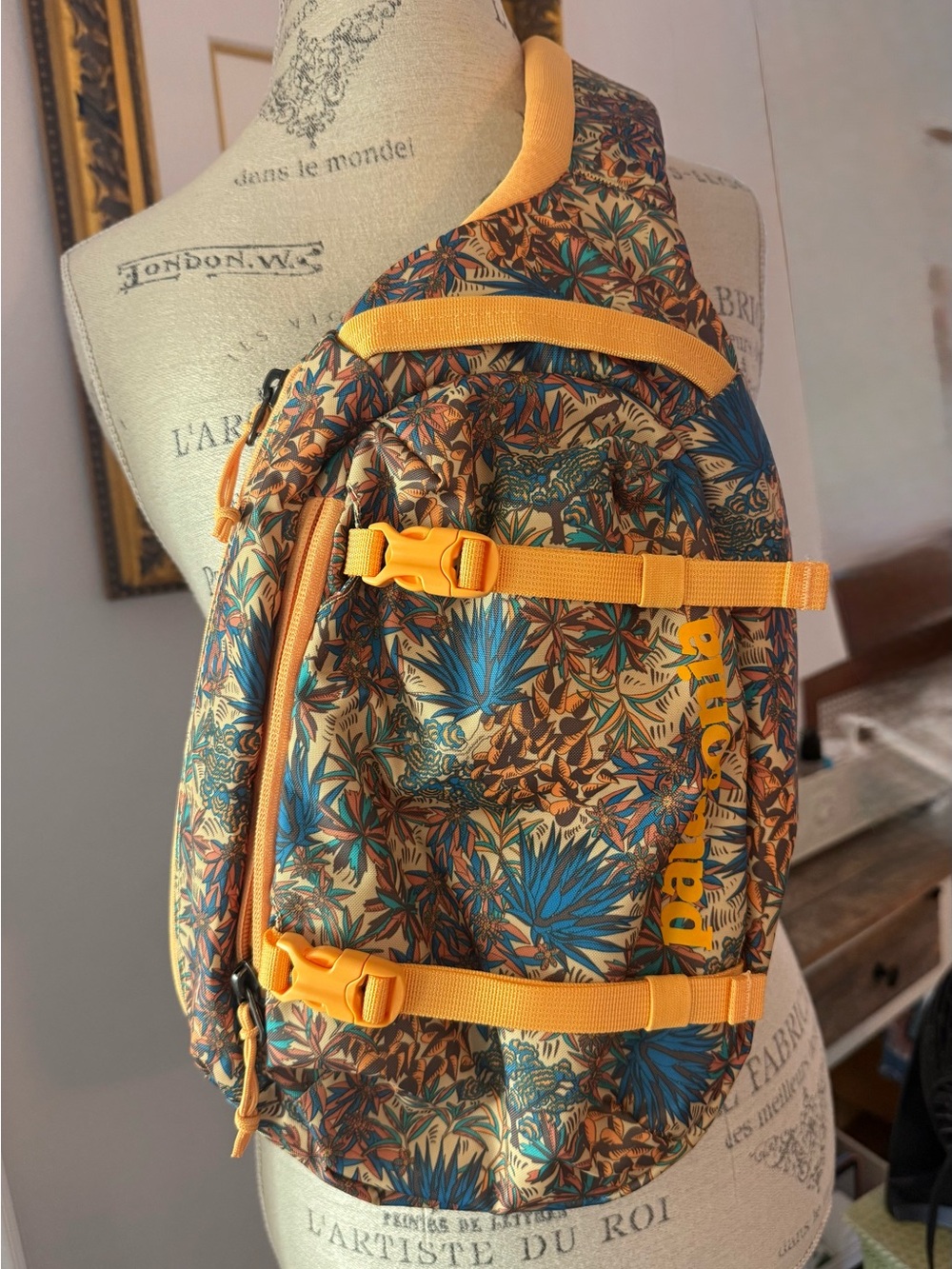 NWOT Patagonia Atom Sling Bag 8L Rare Canyon Hike Saffron Tropical Floral NWOT